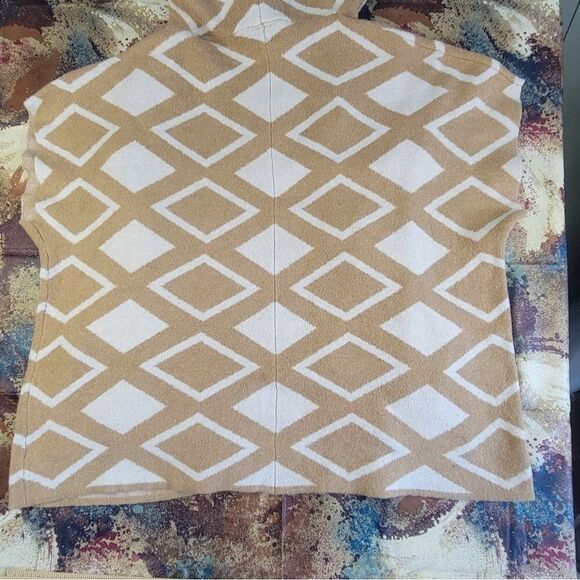 Lane Bryant Tan and White Geometric Poncho - Picture 10 of 16